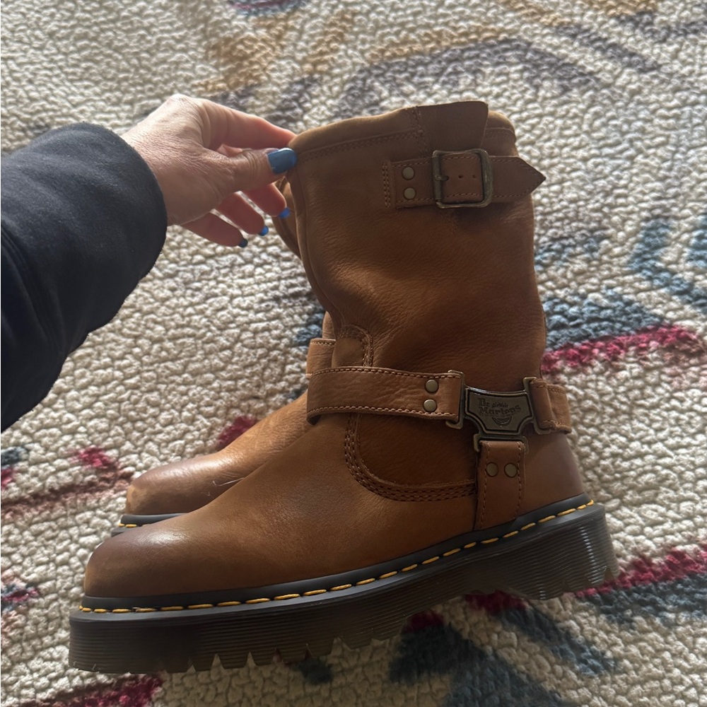 New Dr. Martens ANISTONE HI LEATHER BIKER BOOTS TUMBLED NUBUCK size 8 - Picture 2 of 3